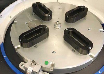 BMO Automation Drehtisch in Roboterzelle zur automatisierten Teilerotation