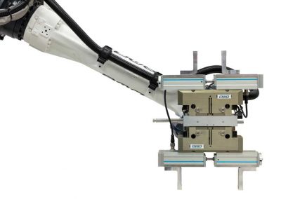 BMO Automation Roboterarm mit Doppelgreiferlösung als Servo-2-Finger-Parallelgreifer (frontal)